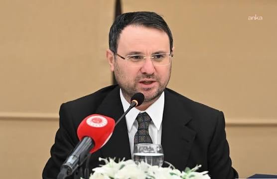 Akın G&uuml;rlek'ten m&uuml;stehcenlik duyurusu