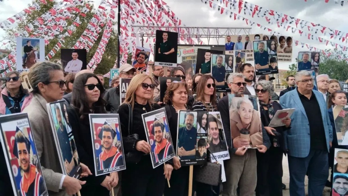 Anıtpark'a 78 sandalye koydular: Grand Kartal yangınında hayatını kaybedenlerin ailelerden adalet n&ouml;beti