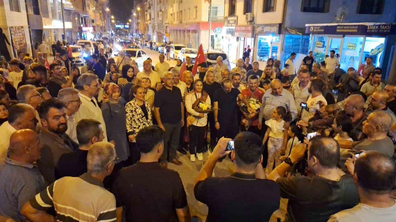 D&uuml;nya şampiyonu &Ouml;zdenur &Ouml;zmez, İskilip&rsquo;te coşkuyla karşılandı