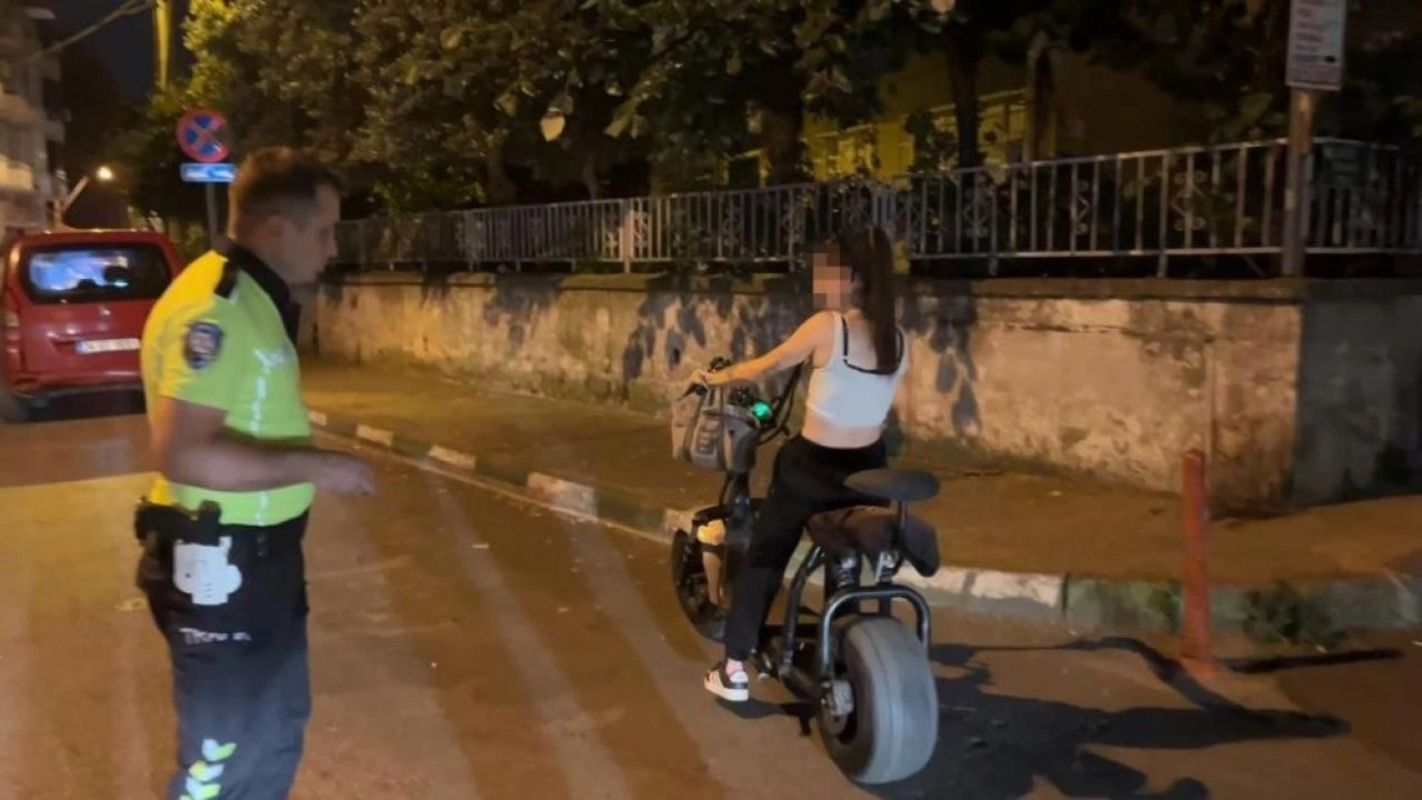 Elektrikli bisiklet s&uuml;r&uuml;c&uuml;s&uuml; alkoll&uuml; &ccedil;ıktı, 50 bin TL ceza kesildi