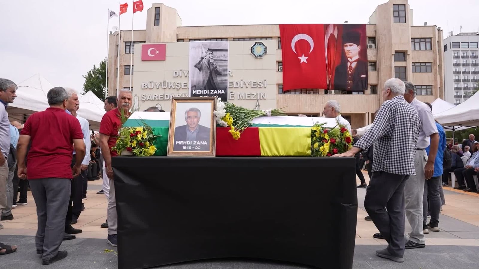 Eski Diyarbakır Belediye Başkanı Mehdi Zana, son yolculuğuna uğurlandı