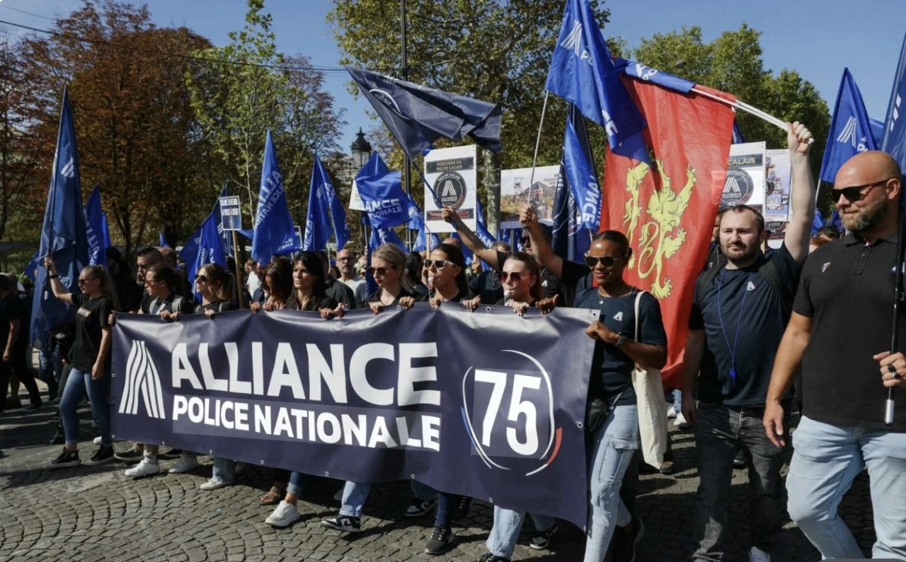 Fransa'da polisler &ouml;fkeli: Paris ve diğer kentlerde sokağa &ccedil;ıktılar