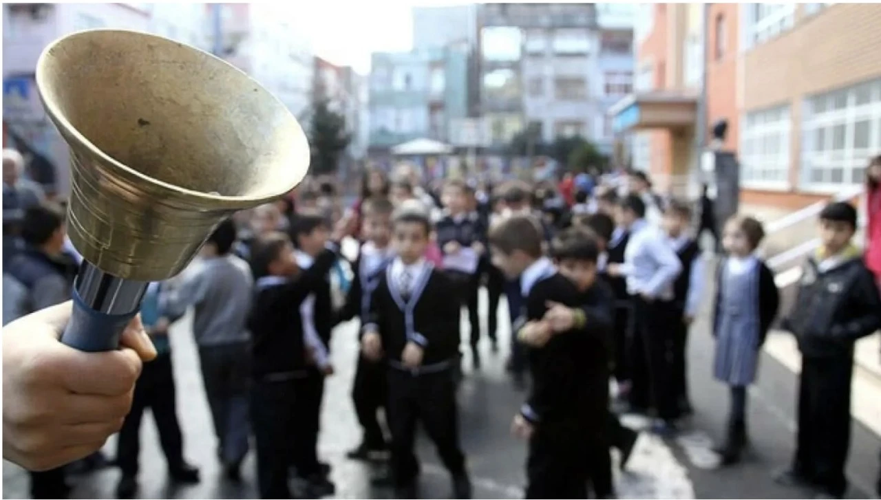 İlk ders zili, yeni uygulamalarla &ccedil;aldı: Okullarda g&uuml;venlik &ouml;nlemleri artırıldı