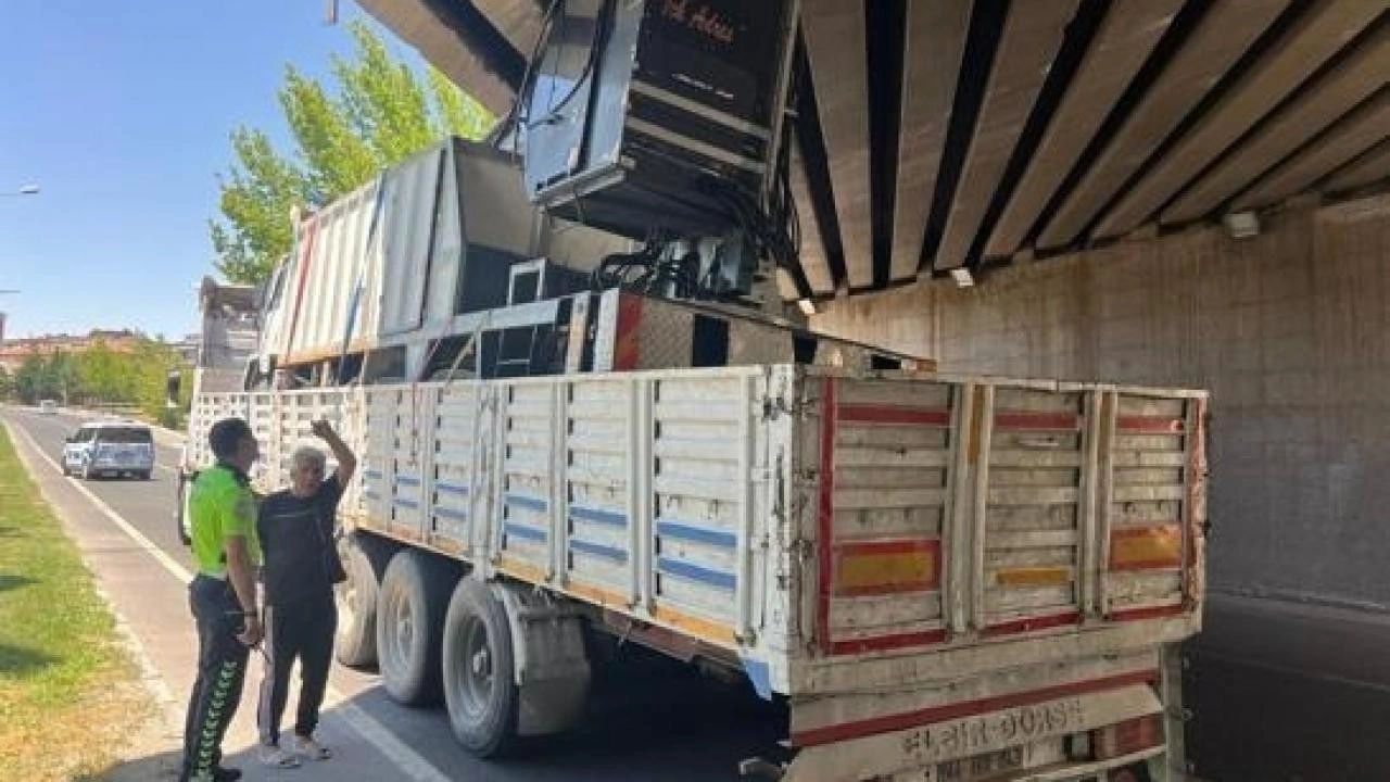 İş makinesi y&uuml;kl&uuml; tır, k&ouml;pr&uuml;de sıkıştı, ulaşım aksadı