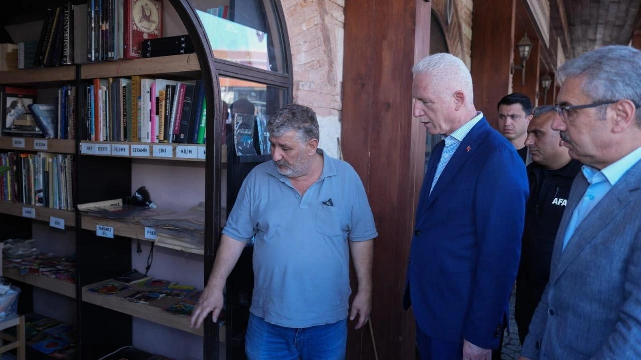 İstanbul Valisi Davut G&uuml;l'den sağanak sonrası esnafa ziyaret: 'Zararı karşılayacağız'