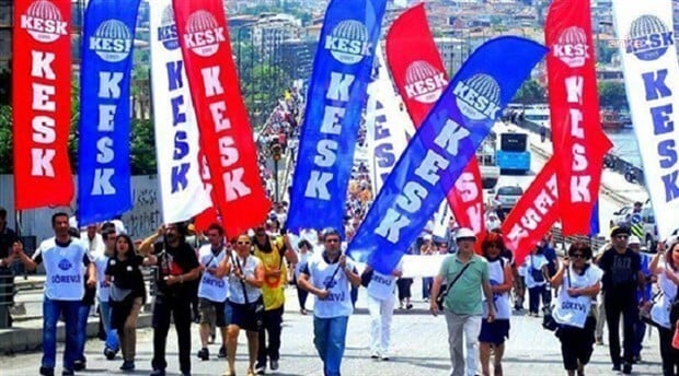 KESK'ten iktidara belediyelere y&ouml;nelik operasyonlar nedeniyle tepki: S&ouml;m&uuml;r&uuml; ve yolsuzluk politikaları i&ccedil;in yol temizliği yapmaktadır