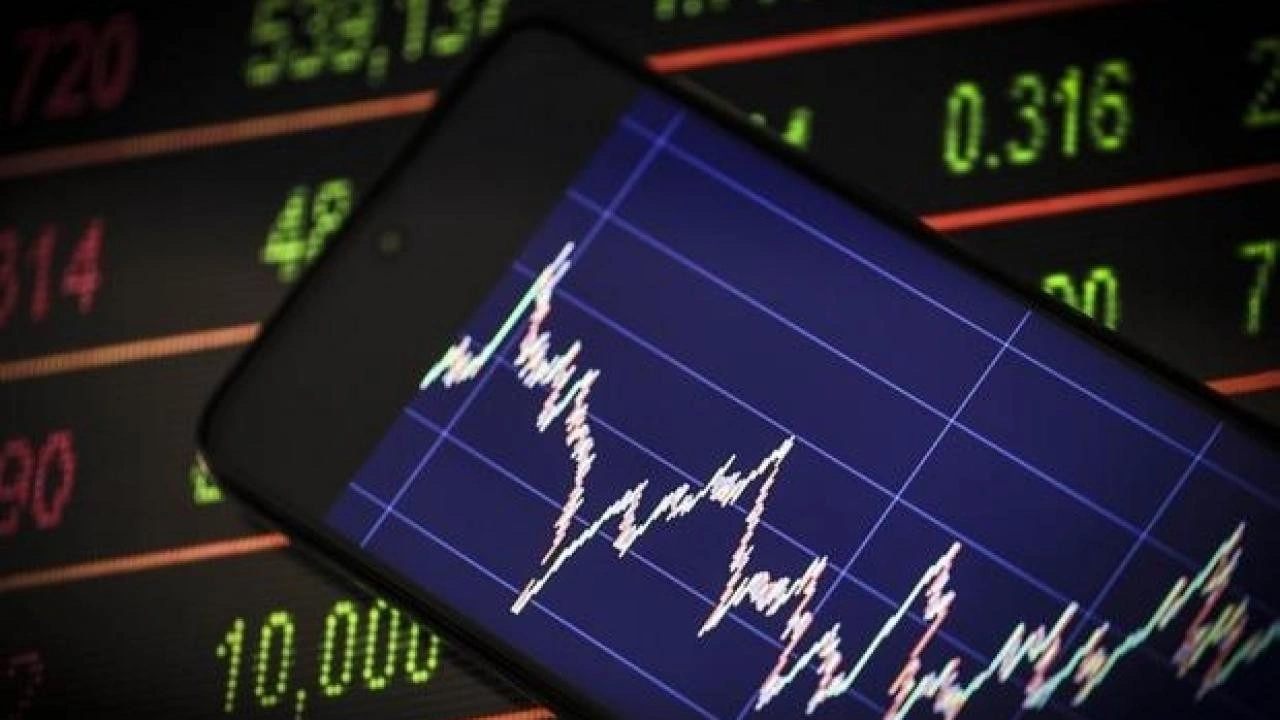 K&uuml;resel piyasalarda risk yeniden y&uuml;kseldi! Teknoloji hisseleri baskıda