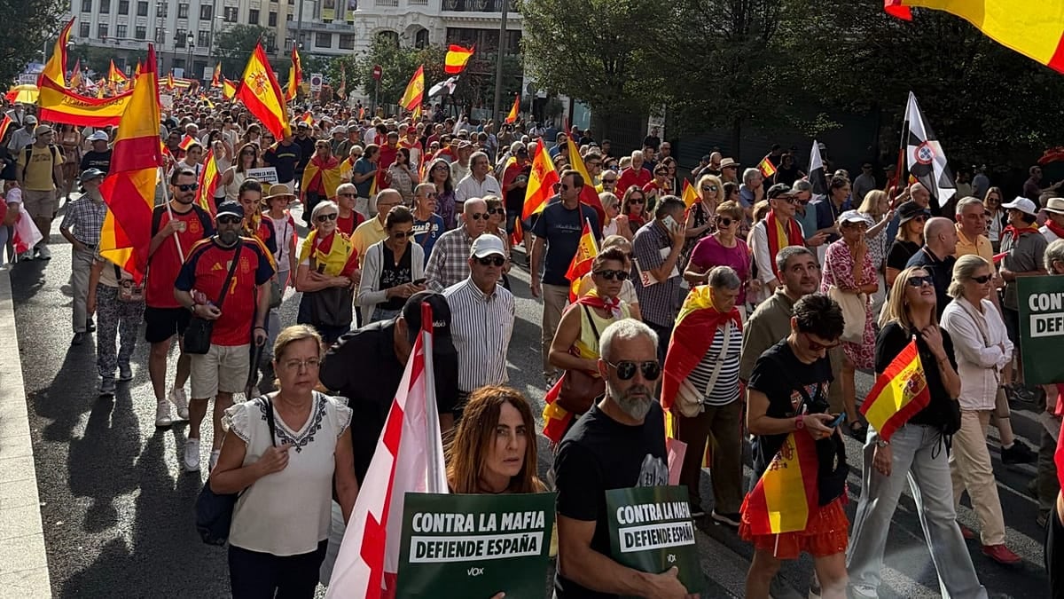 Madrid'de binlerce kişi Ceuta'daki g&ouml;&ccedil;men krizi nedeniyle sokağa &ccedil;ıktı