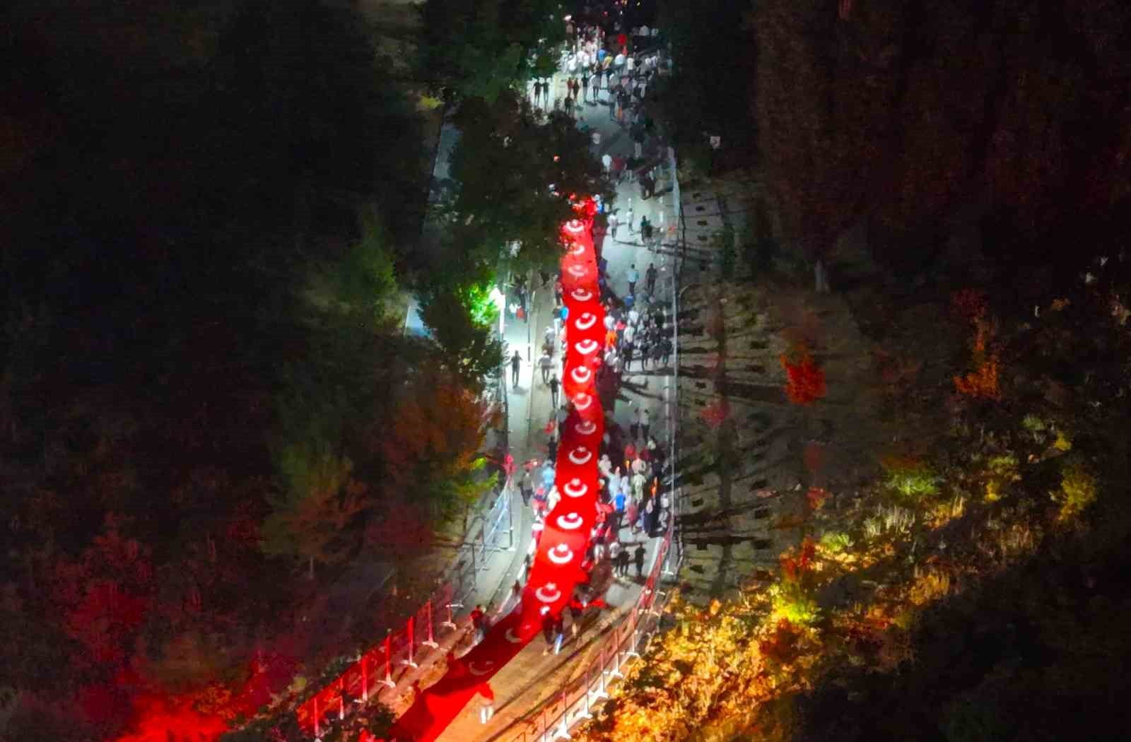 Malazgirt&rsquo;te fener alayı ve bayrak y&uuml;r&uuml;y&uuml;ş&uuml; d&uuml;zenlendi