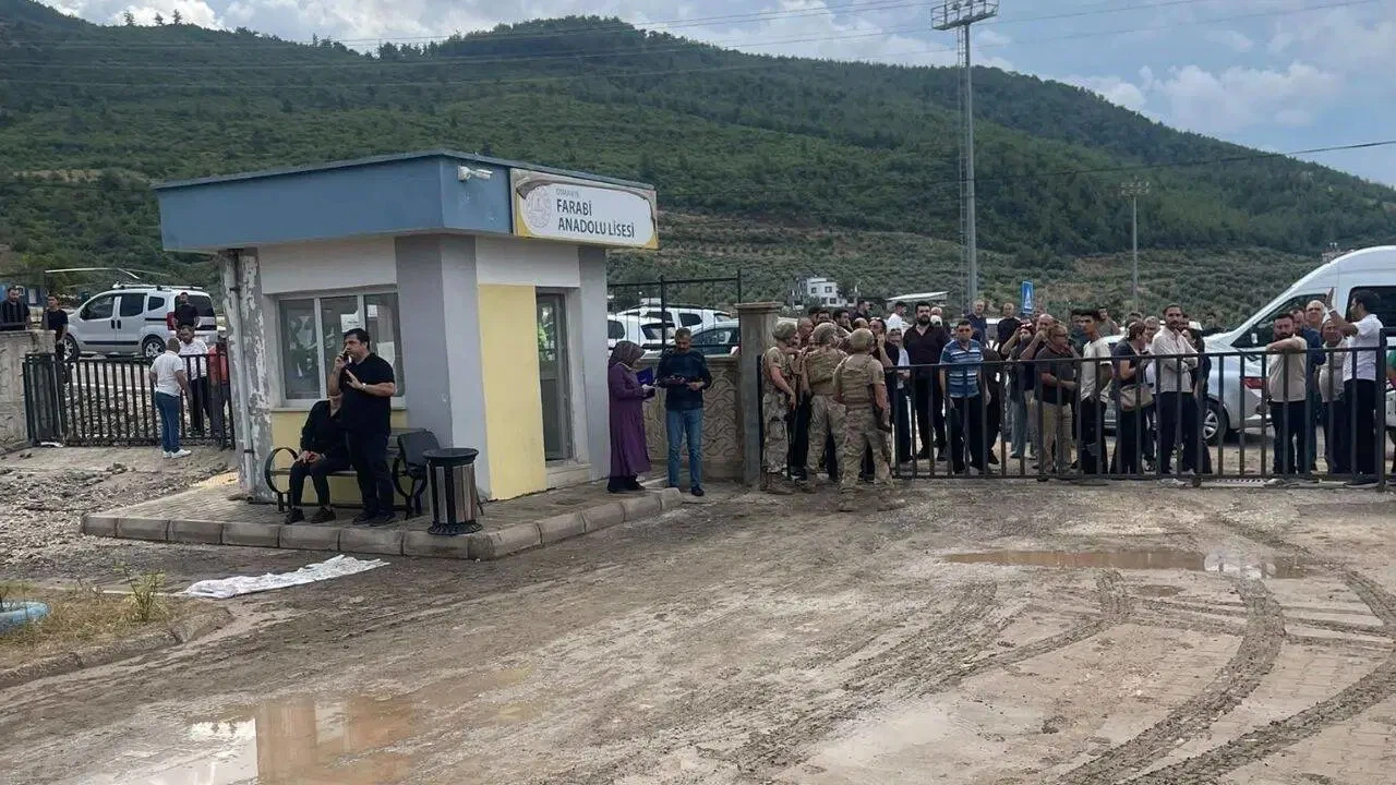 Osmaniye&rsquo;de okul bah&ccedil;esinde silahlı saldırı: &Ouml;ğretmen hayatını kaybetti