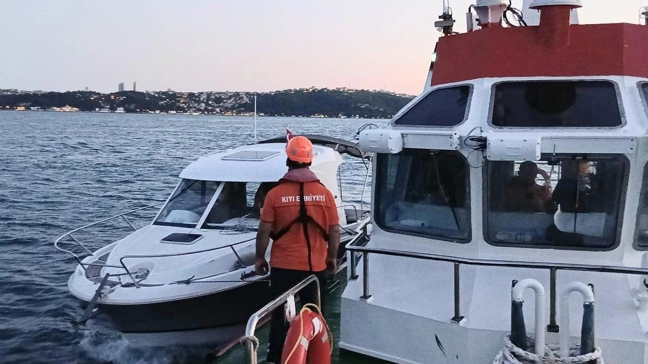 Sarıyer a&ccedil;ıklarında su alan teknedeki 2 kişi kurtarıldı