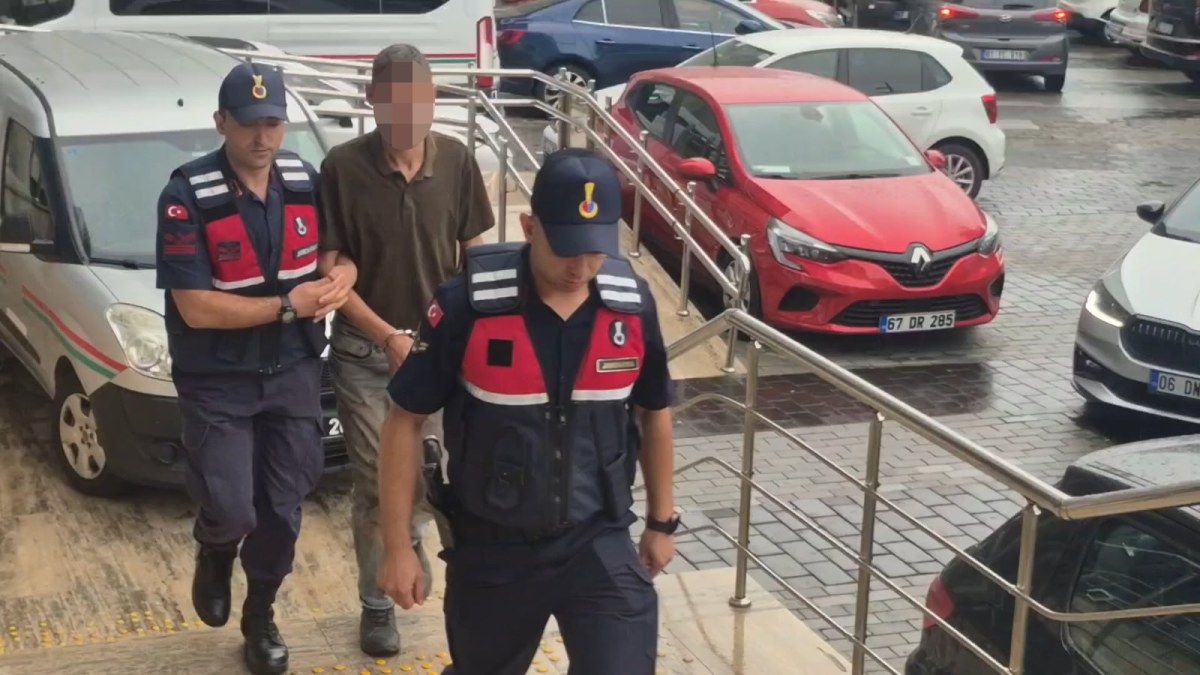 17 yaşındaki kızlarını yatağa zincirledikleri iddia edilen &ccedil;ift g&ouml;zaltına alındı