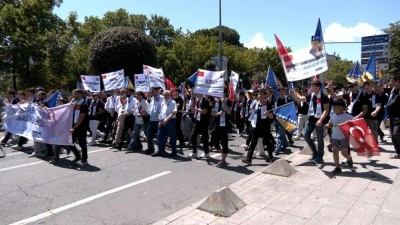 200 &ouml;ğrenciden anlamlı hareket: "İstanbul&rsquo;dan Srebrenitsa'ya, İnsanlığın İzindeyiz!"