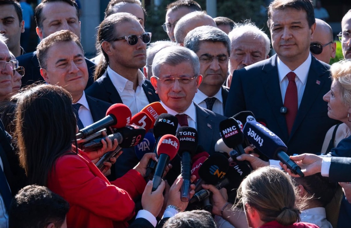 Ahmet Davutoğlu, 'Cumhurbaşkanına hakaret' su&ccedil;lamasıyla ifade verdi
