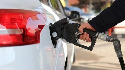 Akaryakıtta indirim r&uuml;zgarı: &Ccedil;arşamba g&uuml;n&uuml; tabelalar tekrar değişecek