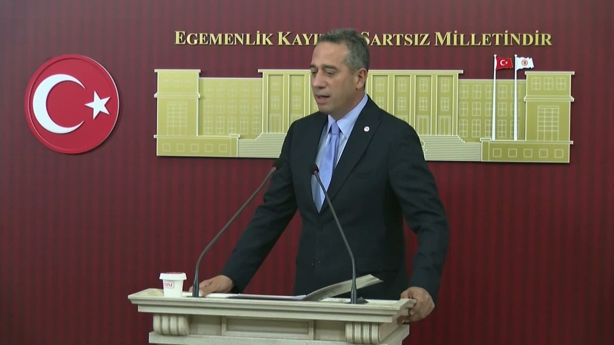 Ali Mahir Başarır'dan Cemil Tugay'a: "Onun mesleği estetik cerrah, y&uuml;z&uuml;n&uuml; değiştirsin, &ccedil;&uuml;nk&uuml; o y&uuml;zle İzmir sokaklarında gezemez"