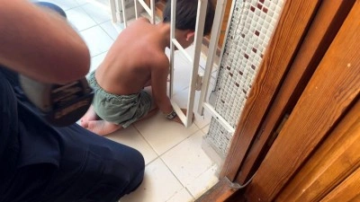 Avcılar&rsquo;da başı demir kapıya sıkışan &ccedil;ocuğu itfaiye kurtardı
