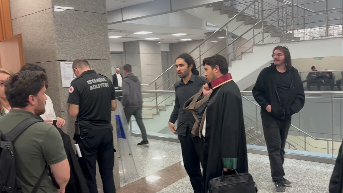 B.&Uuml;'de Nureddin Yıldız protestosu davası... Sanıklar: İstediğimiz halde okuldan &ccedil;ıkamadık, ters kelep&ccedil;e ile g&ouml;zaltına alındık, arkadaşlarımız hakkında KYOK verildi, biz buradayız