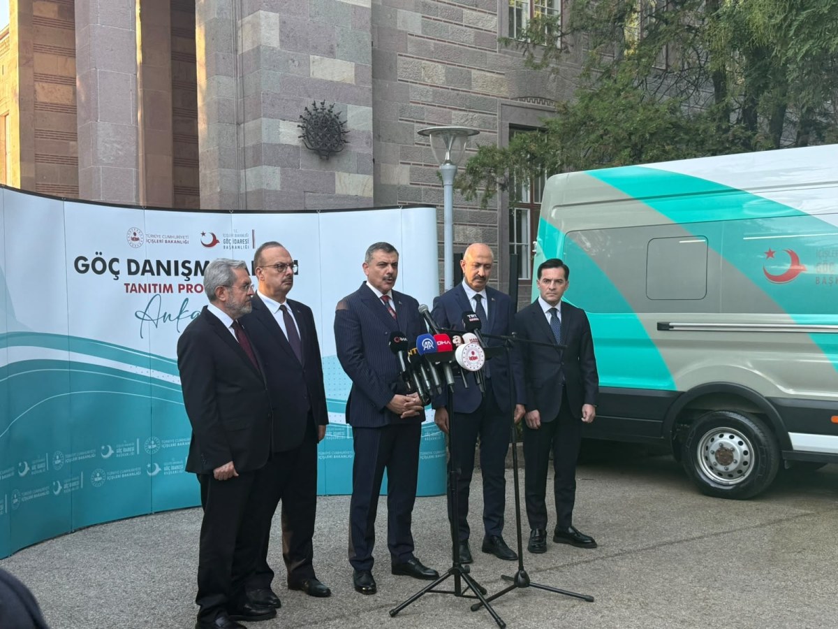 Bakan &Ccedil;ift&ccedil;i: Okullarda bah&ccedil;e g&ouml;revlilerimize 2 bin 800 el dedekt&ouml;r&uuml; dağıttık
