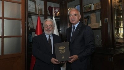 Bakan Ersoy, İslam K&uuml;lt&uuml;r, Sanat ve Tarih Araştırma Merkezi'ni ziyaret etti