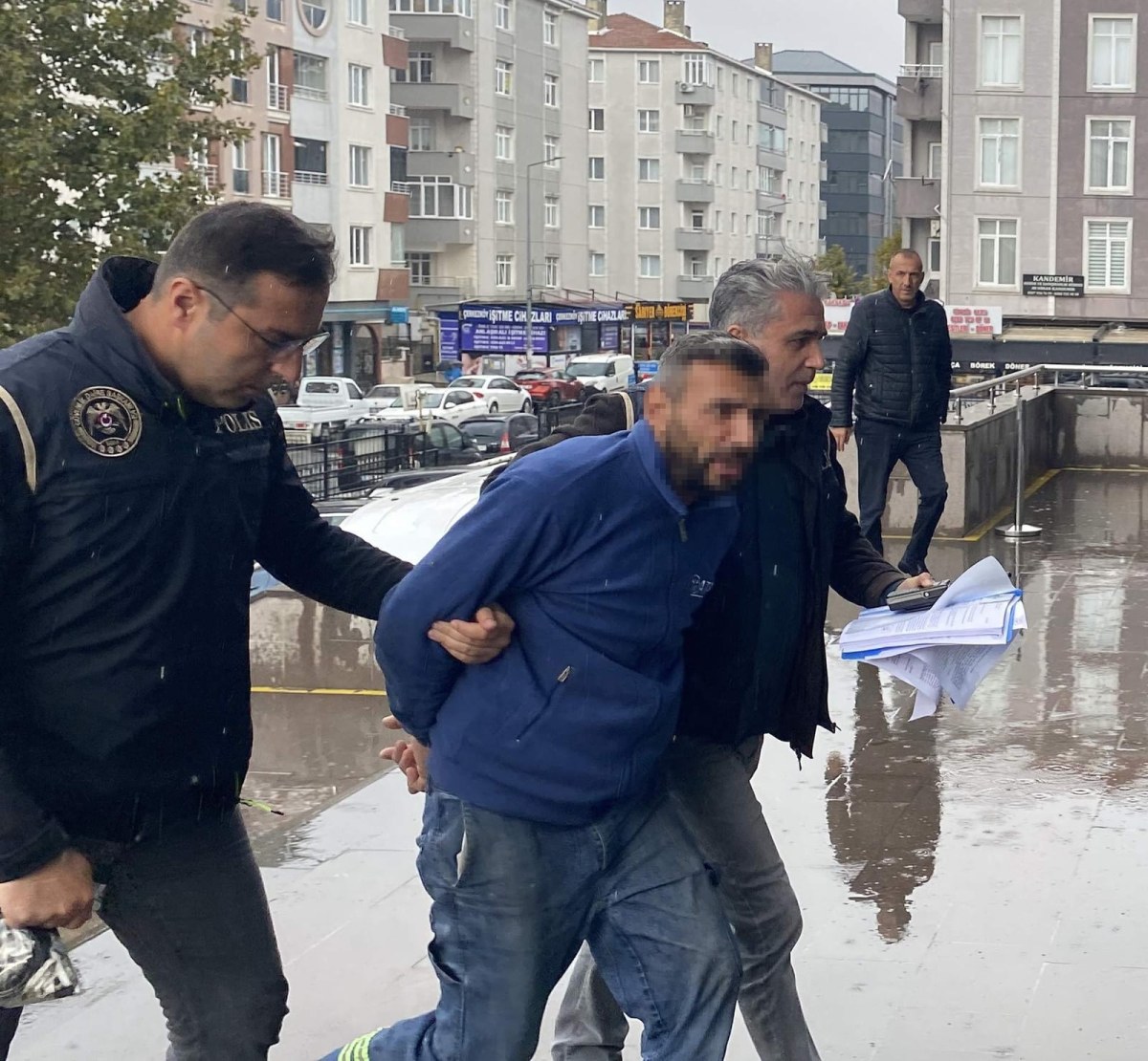 Bayrağı &ccedil;&ouml;pe attı &lsquo;vatan hainleri&rsquo; diye paylaşım yaptı