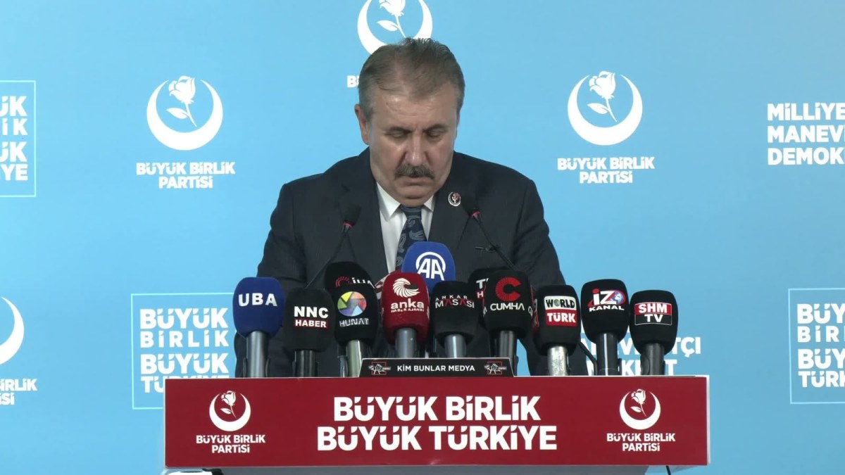 BBP Genel Başkanı Destici: "Su&ccedil;a s&uuml;r&uuml;klenen &ccedil;ocuklara, uyuşturucuya ve &ccedil;eteleşmeye m&uuml;samaha g&ouml;sterirseniz sonu&ccedil;ları okul saldırıları olarak d&ouml;ner"