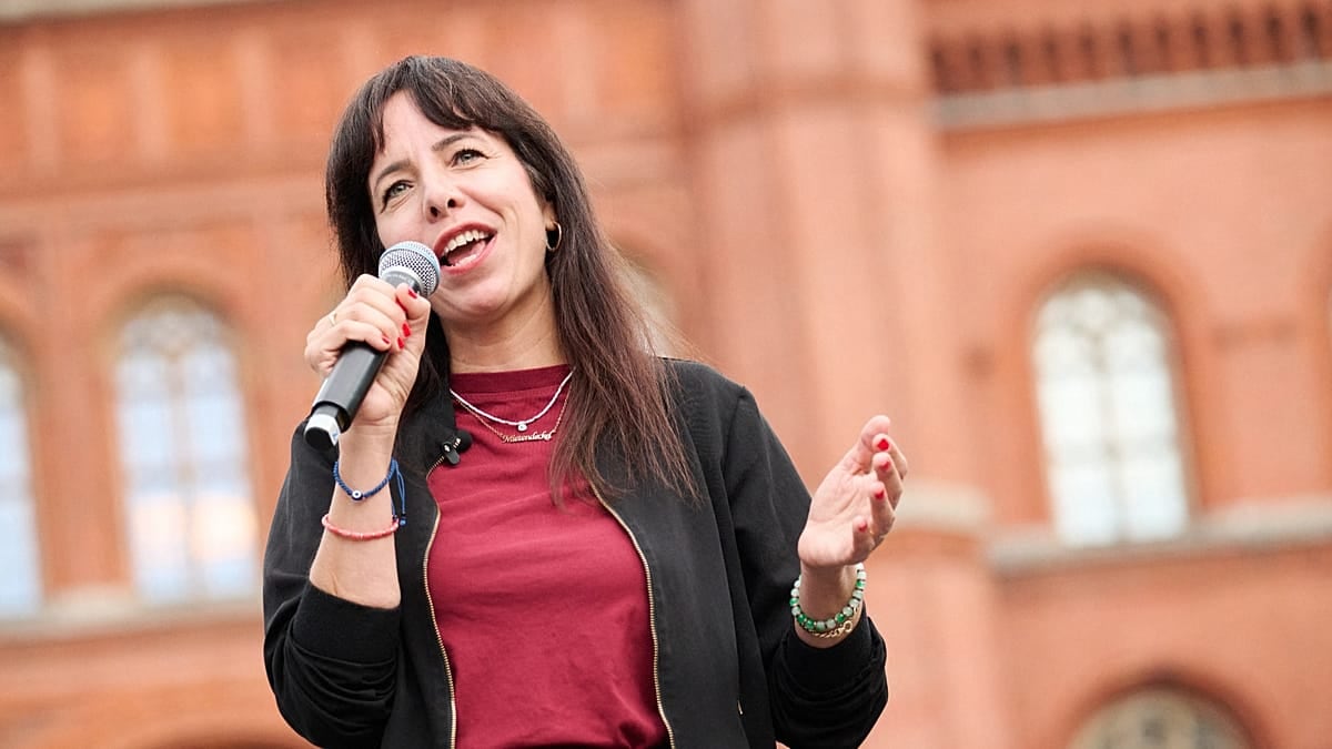 Berlin&rsquo;de se&ccedil;imlerden birinci &ccedil;ıkan Elif Eralp kimdir?