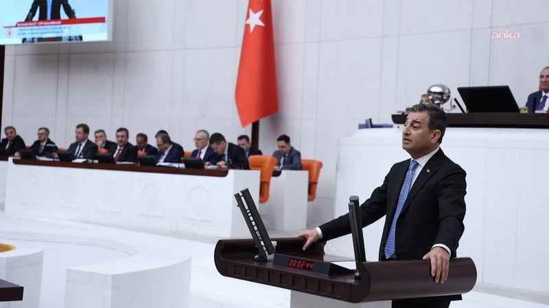 Burhanettin Bulut, Mersin'de belediye operasyonunda &ccedil;ekilen g&ouml;r&uuml;nt&uuml;leri TBMM g&uuml;ndemine taşıdı