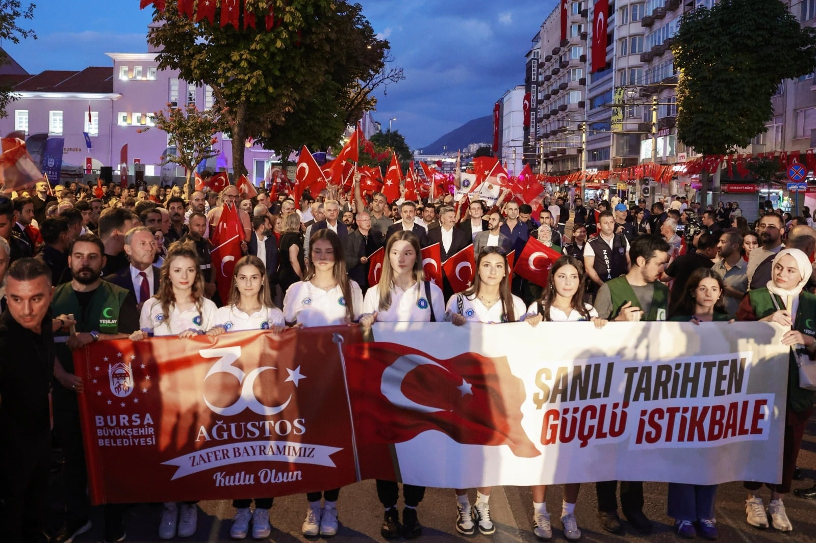Bursa&rsquo;da 30 Ağustos Zafer Bayramı kutlamaları Elif Buse Doğan konseriyle sona erdi