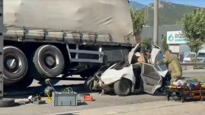 Bursa&rsquo;da can pazarı! Freni boşalan kamyon 2 aracı bi&ccedil;ti