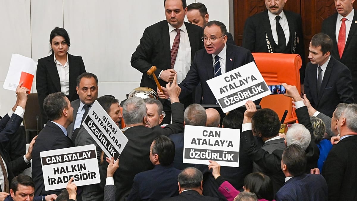 Can Atalay 24 saatlik a&ccedil;lık grevine başladı: 'Bı&ccedil;ak kemiğe dayandı'