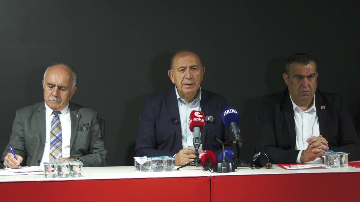 CHP İstanbul İl Başkanlığı'nda Rozet Takma T&ouml;reni... G&uuml;rsel Tekin: "Ya CHP'li gibi davranacaklar ya da bir an &ouml;nce CHP'den ayrılacaklar" "