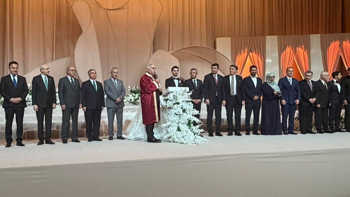 Davutoğlu'nun oğlunun nik&acirc;h t&ouml;reninde neler yaşandı? Erdoğan katılmadı, &Ouml;zg&uuml;r &Ouml;zel ve Kılı&ccedil;daroğlu selamlaşmadı...