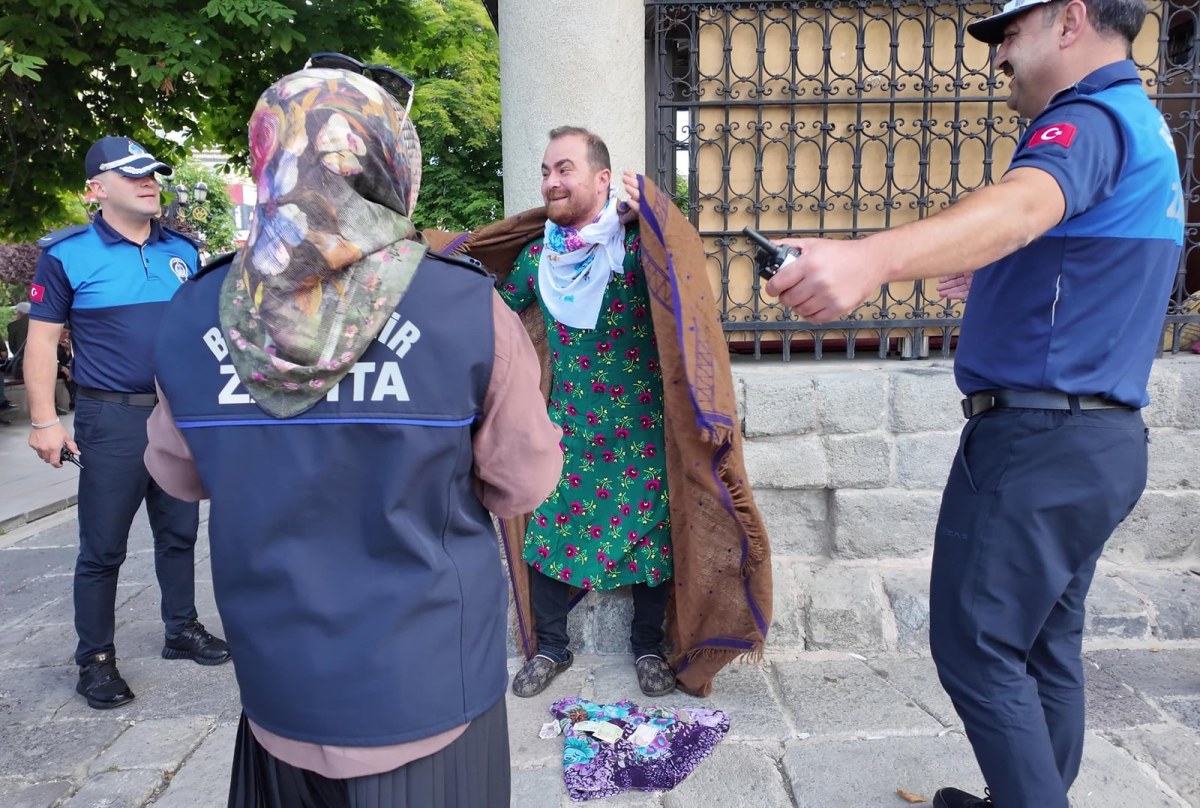 Dilenci kılığına giren tiyatrocudan zabıtalara s&uuml;rpriz kutlama