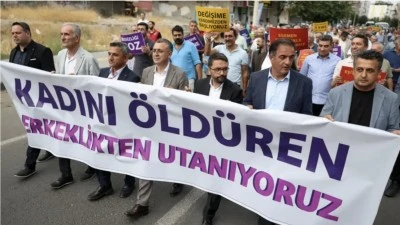 Diyarbakır'da erkekler, kadın cinayetlerine karşı y&uuml;r&uuml;d&uuml;: 'Kadını &ouml;ld&uuml;ren erkeklikten utanıyoruz'