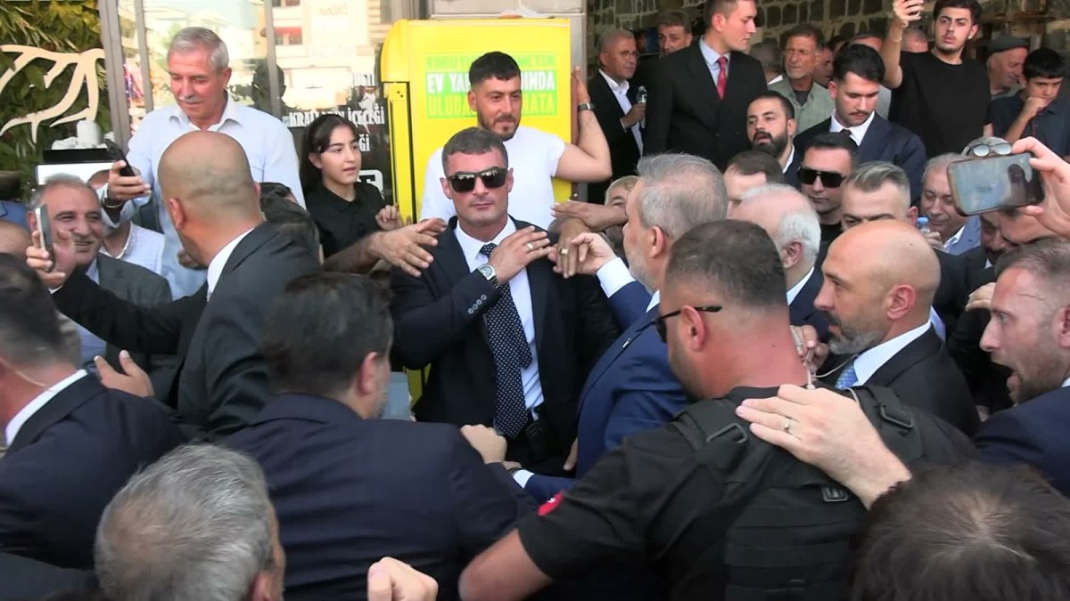 Diyarbakır&rsquo;daki STK&rsquo;lar, Hakan Fidan&rsquo;ın ziyaretini değerlendirdi: &ldquo;Yoğun ilginin nedeni K&uuml;rt olması ve &ccedil;&ouml;z&uuml;m s&uuml;recini derinlikli y&uuml;r&uuml;ten bir akt&ouml;r olmasıdır&rdquo;