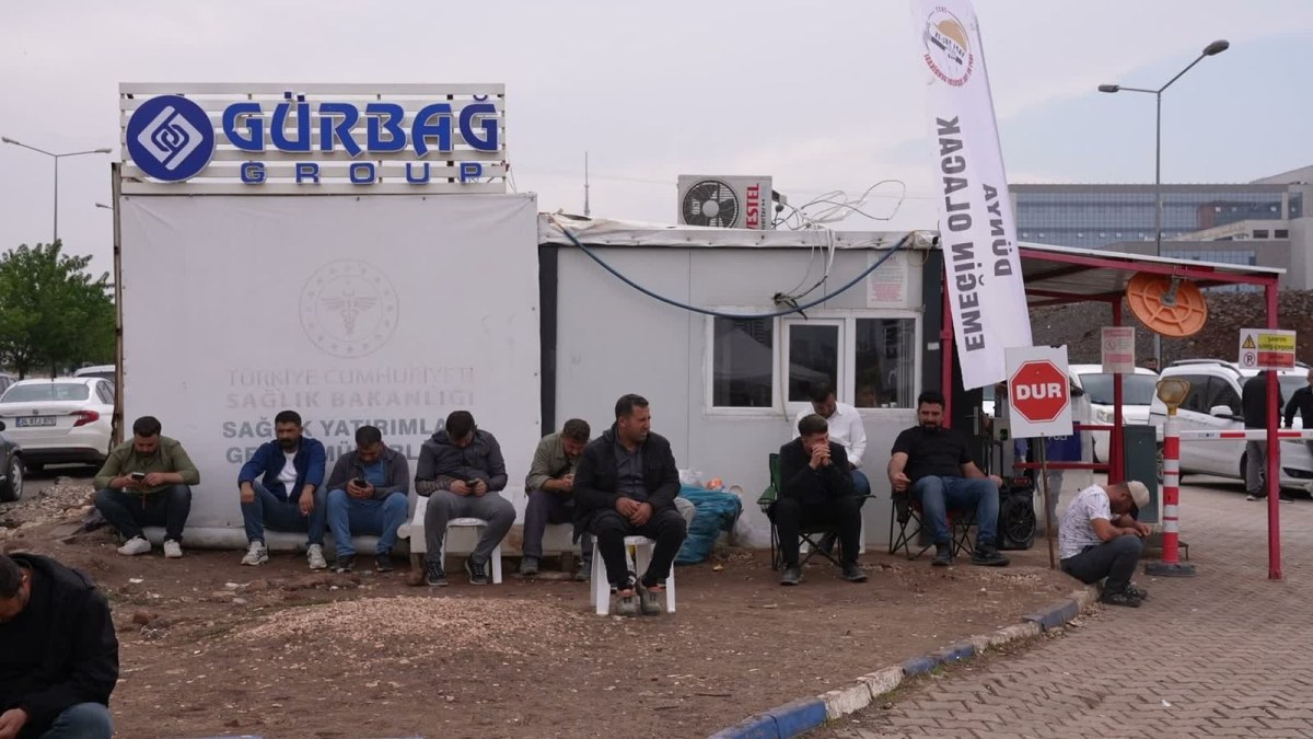 Diyarbakır Şehir Hastanesi inşaatında &ccedil;alışan iş&ccedil;ilerin eylemi 8&rsquo;inci g&uuml;nde