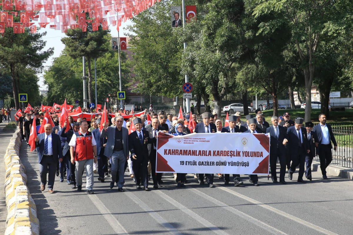 Diyarbakır ve &ccedil;evre illerde "Kahramanlarla Kardeşlik Yolunda Gaziler G&uuml;n&uuml; Y&uuml;r&uuml;y&uuml;ş&uuml;" d&uuml;zenlendi