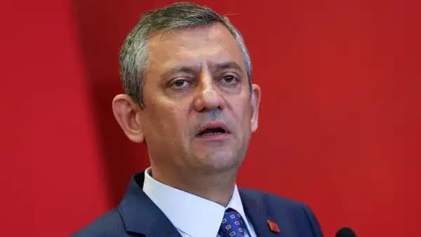 Dosyanın &lsquo;kayık&ccedil;ı kavgası&rsquo; olacağını s&ouml;yleyen &Ouml;zel, &lsquo;Melih G&ouml;k&ccedil;ek ka&ccedil;arsa ne olacak&rsquo; diye sordu: Tutuklu yargılayacaksın