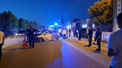 D&uuml;ğ&uuml;n salonu &ouml;n&uuml;nde kaza: 4 yaralı