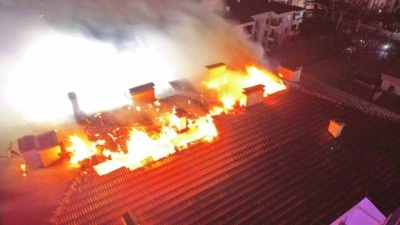 Elektrik panosunda &ccedil;ıkan yangın apartmanın &ccedil;atısını sardı: O anlar kamerada