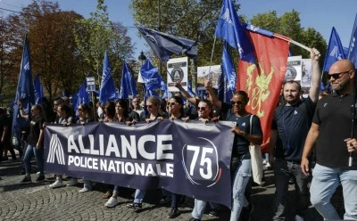 Fransa'da polisler &ouml;fkeli: Paris ve diğer kentlerde sokağa &ccedil;ıktılar