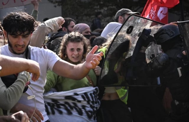 Fransa'daki liseli protestolarında y&uuml;zlerce okul kapatıldı