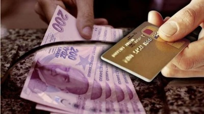 Halk kredi kartı enkazı altında...