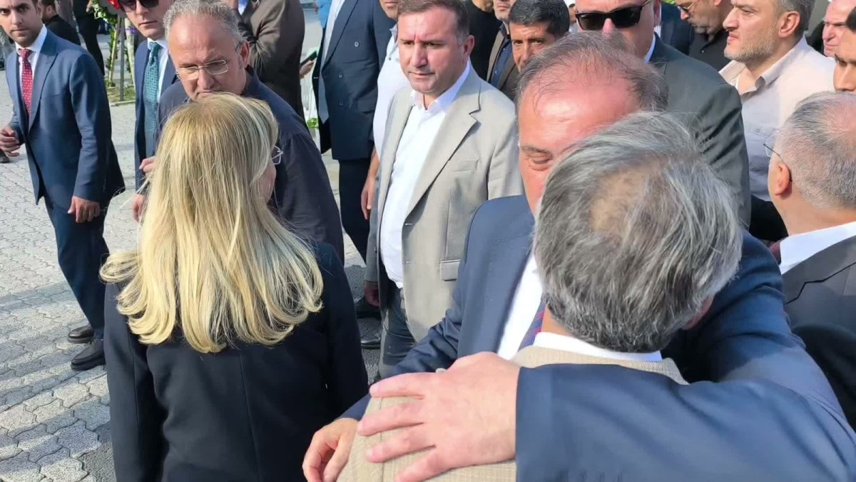 İBB Başkanvekili Nuri Aslan'ın babası Muharrem Aslan İ&ccedil;in Garipdede Cemevi'nde cenaze t&ouml;reni d&uuml;zenlendi