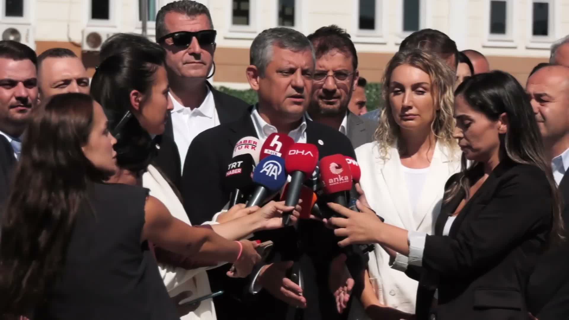 İBB Davası&rsquo;nın ikinci celsesi... &Ouml;zg&uuml;r &Ouml;zel: &ldquo;Tarih &ouml;n&uuml;nde teess&uuml;f ediyorum. Hepimizin haysiyetini ve hukukunu milletimize emanet ediyorum&rdquo;