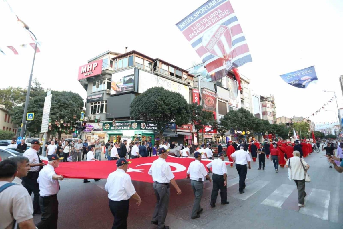 İneg&ouml;l&rsquo;de 6 Eyl&uuml;l coşkusu caddelere taştı