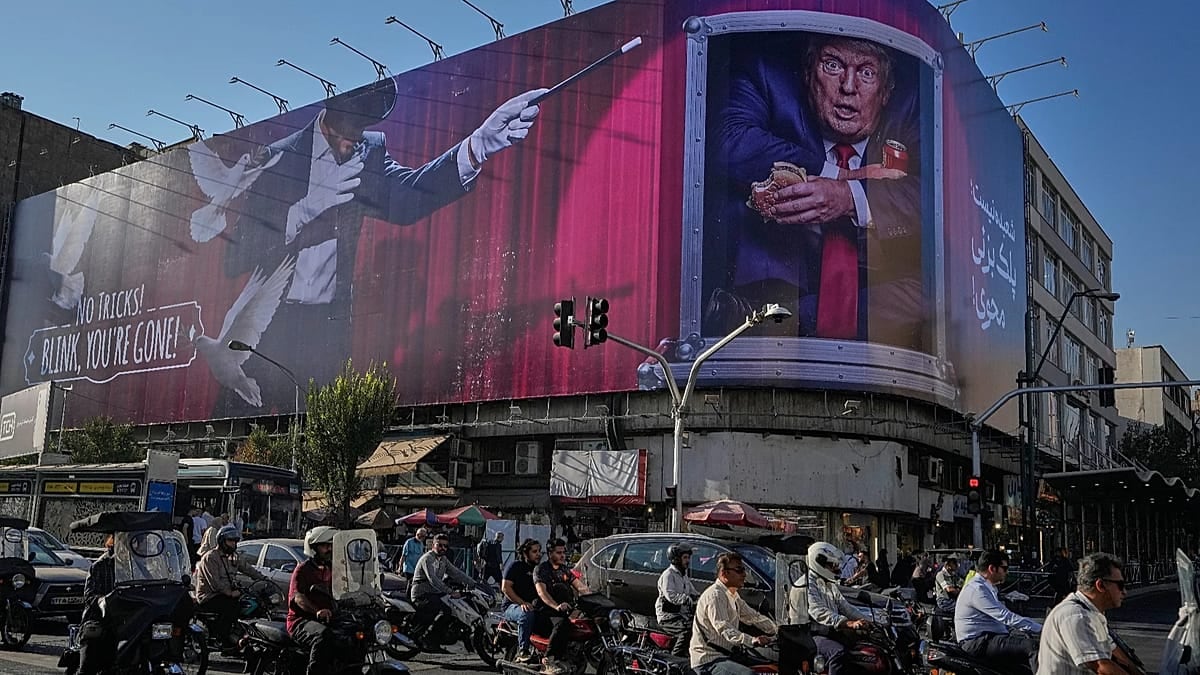 İran'da Trump'ı hedef alan afiş: Ankara'daki gizli u&ccedil;ak değiştirme planına g&ouml;nderme