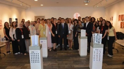 İstanbul Yeni Y&uuml;zyıl &Uuml;niversitesi&rsquo;nde TRACE-Grafik Tasarım Bitirme Projesi Sergisi a&ccedil;ıldı