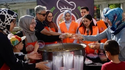 KADEM'den Sultanahmet&rsquo;te 1500 kişilik aşure ikramı